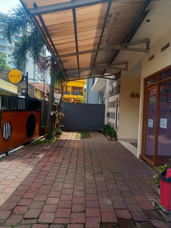 Radio Backpacker Guesthouse Syariah Bandung Exterior foto